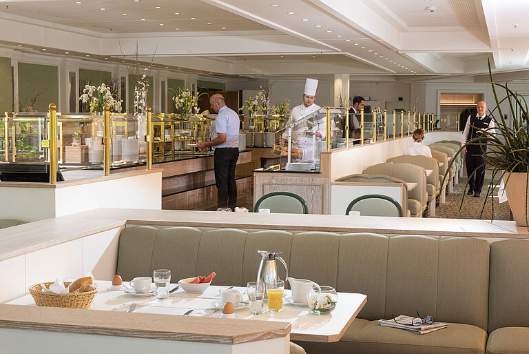 Restaurant Breakfast buffet at Maritim Hotel Würzburg with guests, chefs and a wide selection