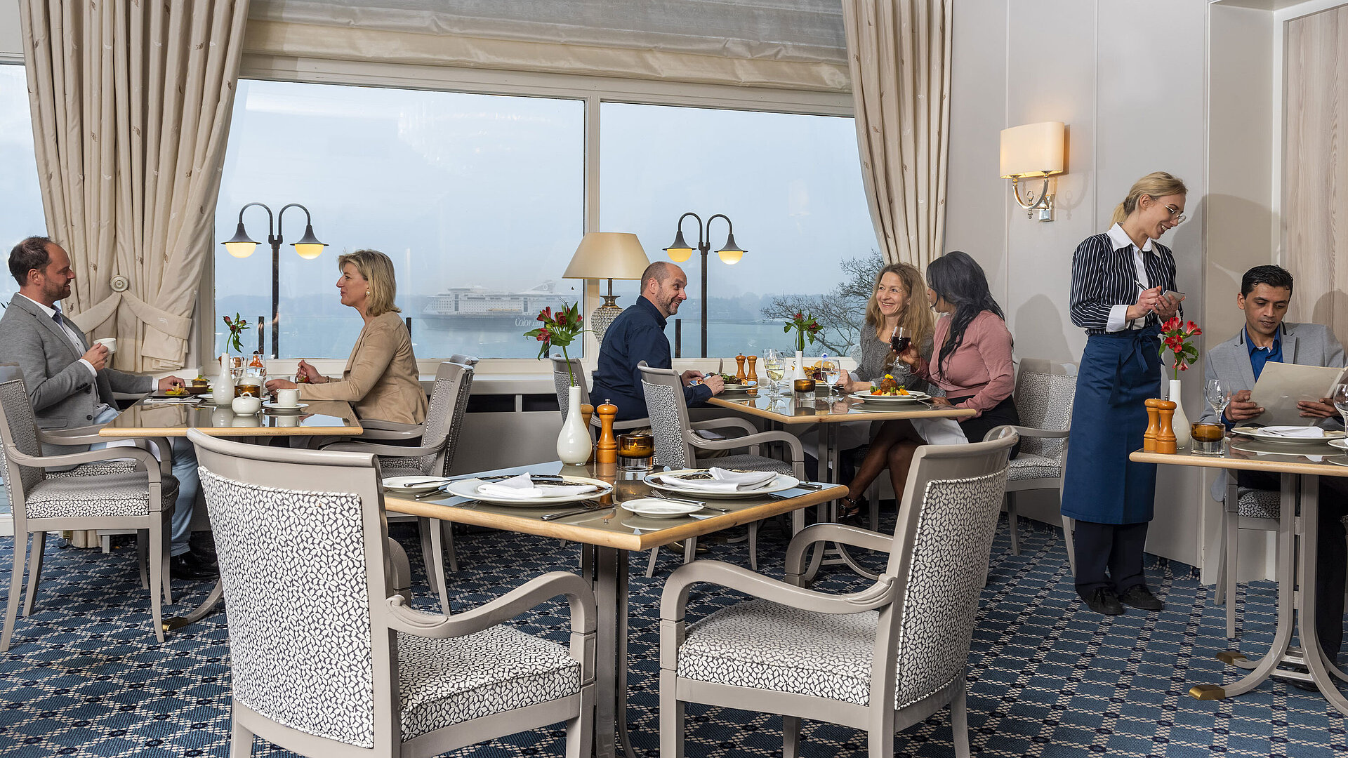 Restaurant Bellevue The Bellevue restaurant in the Maritim Hotel Kiel, guests enjoy meals with a sea view, friendly service in stylish surroundings.