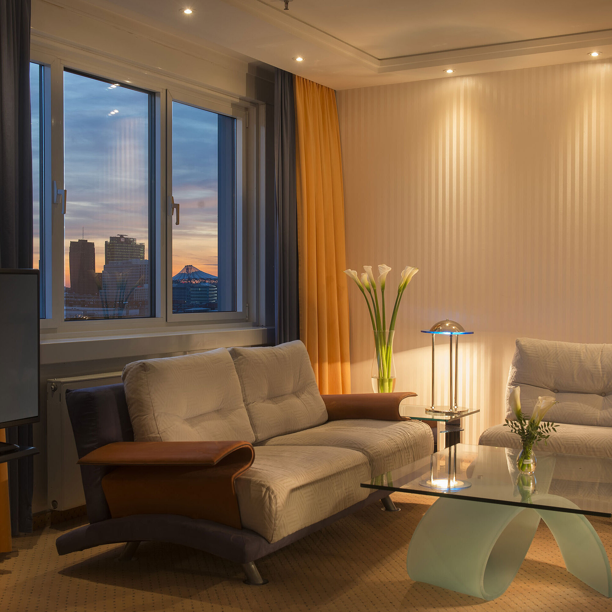 Peter Kuckei Suite Seating area with sunset view in the Kuckei Suite at Maritim proArte Hotel Berlin.