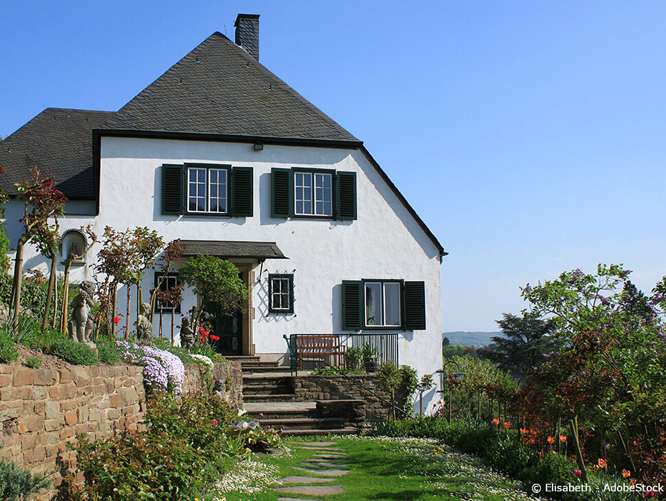 Adenauer-Haus © Elisabeth - AdobeStock.com Adenauer House in Rhöndorf with garden and flower beds on a sunny day