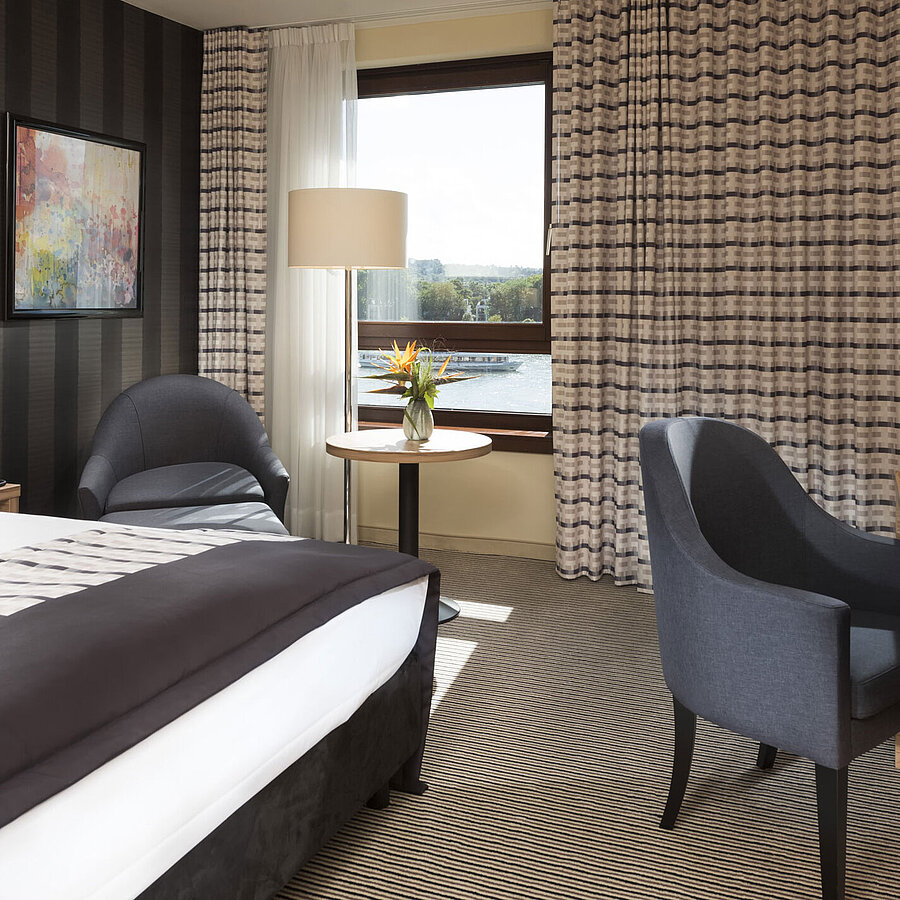 Superior room Modern twin room at Maritim Hotel Königswinter with Rhine view and stylish furnishings.