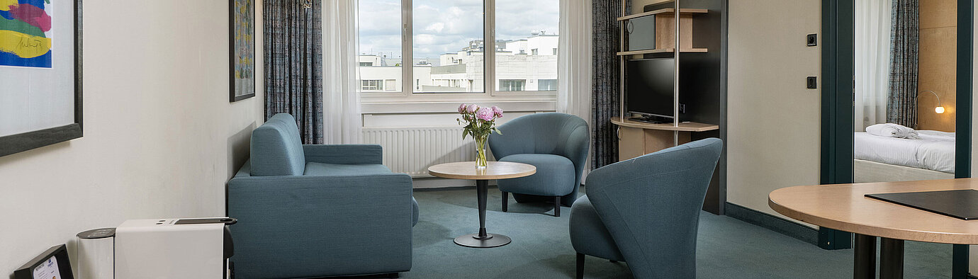 ProArte Suite Bright suite with seating area, large window and coffee machine at Maritim proArte Hotel Berlin