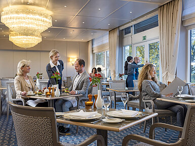 Restaurant Bellevue The Bellevue restaurant in the Maritim Hotel Kiel with elegant interior, friendly service and relaxed guests.